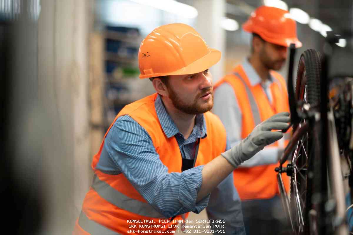 Mengenal Pekerja Safety: Kunci Keselamatan Kerja di Indonesia pekerja safety